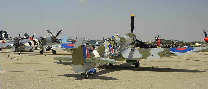 Supermarine Spitfire Mk IX replica N1940K and Supermarine Spitfire LF9C N959RT, April 29, 2016